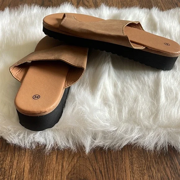 🚨NWT. Tan sandals. 1 inch heel. Size 34. Voperin. Lightweight. - Picture 3 of 6